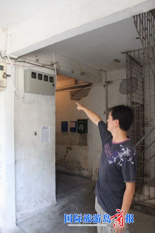 吴先生指着电表给记者介绍 吴先生指着电表给记者介绍